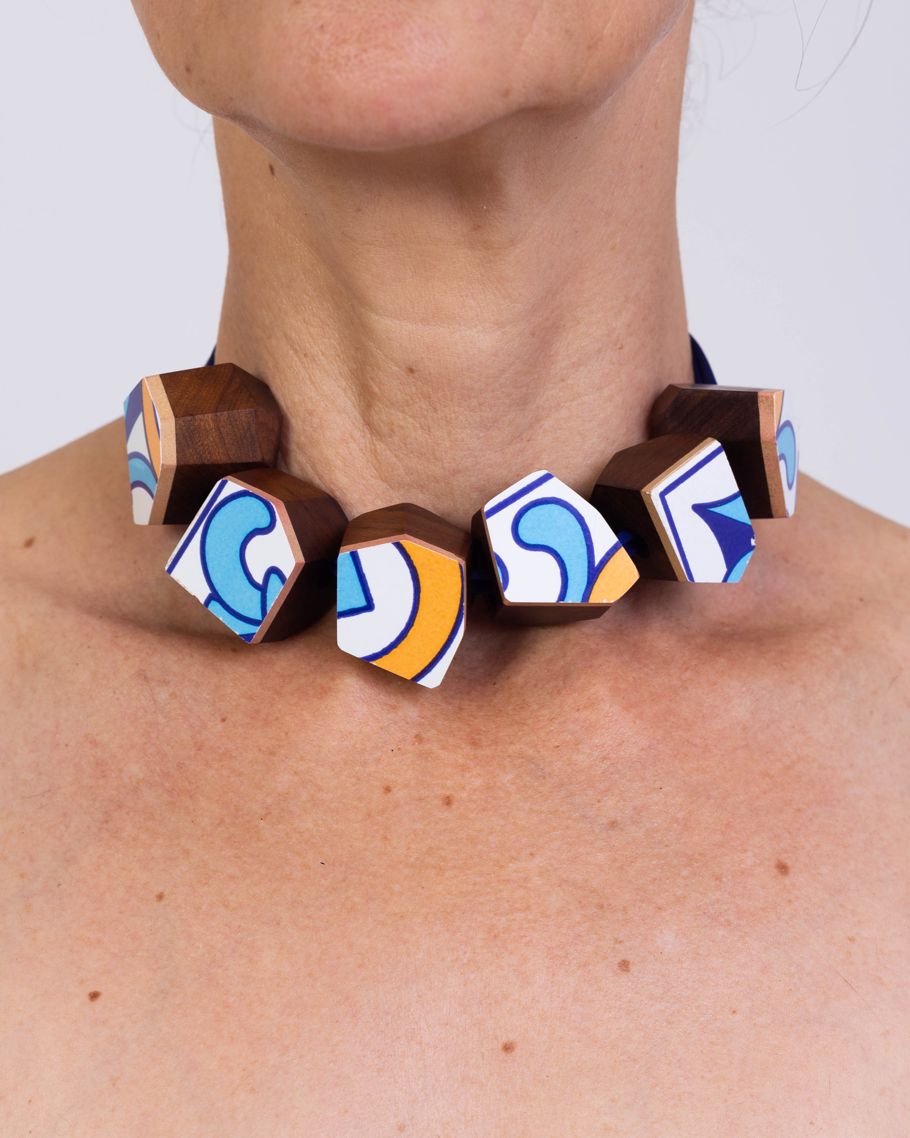Cacos e tacos necklace in blue tile fragments, worn