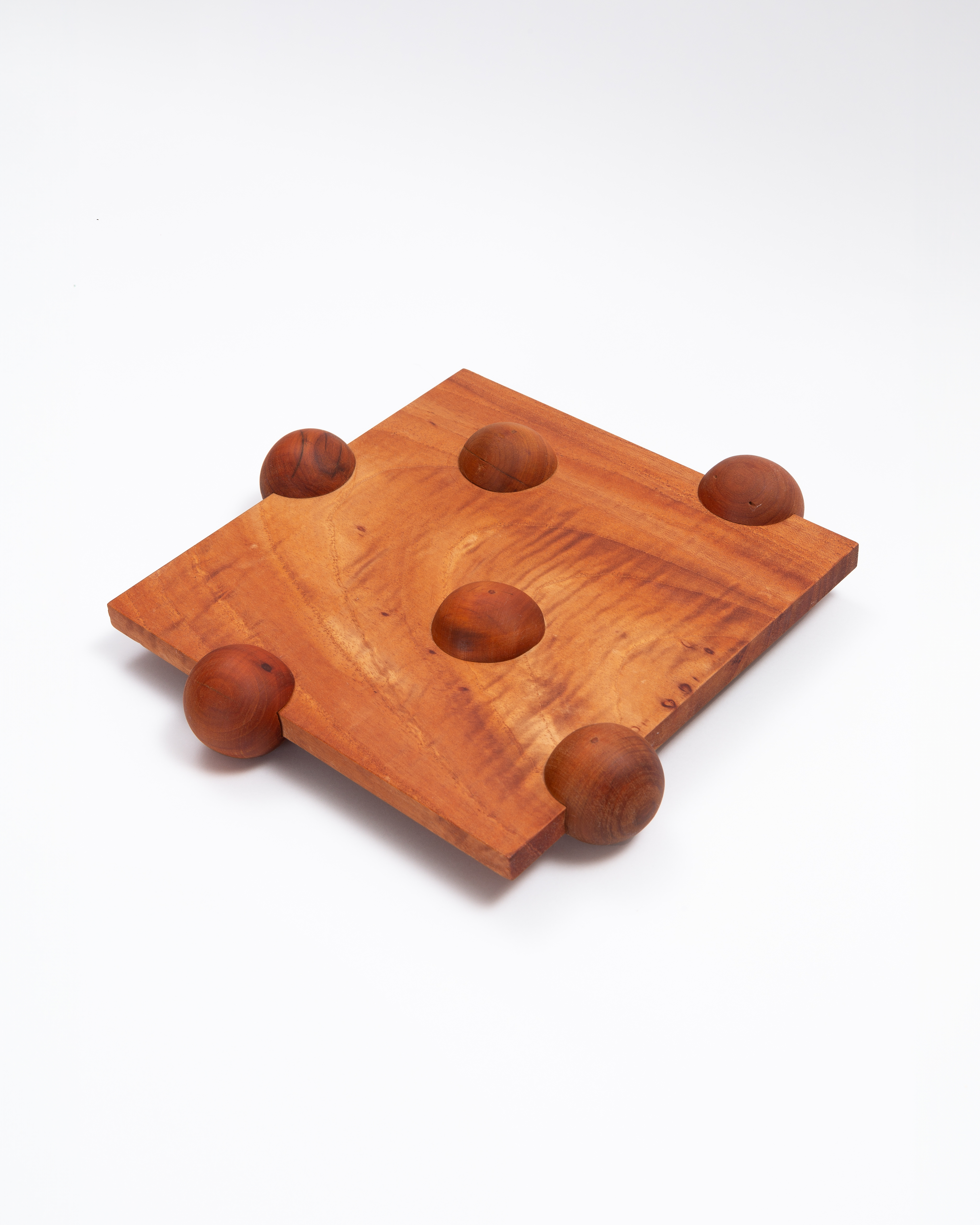 Square board with rounded wooden feet