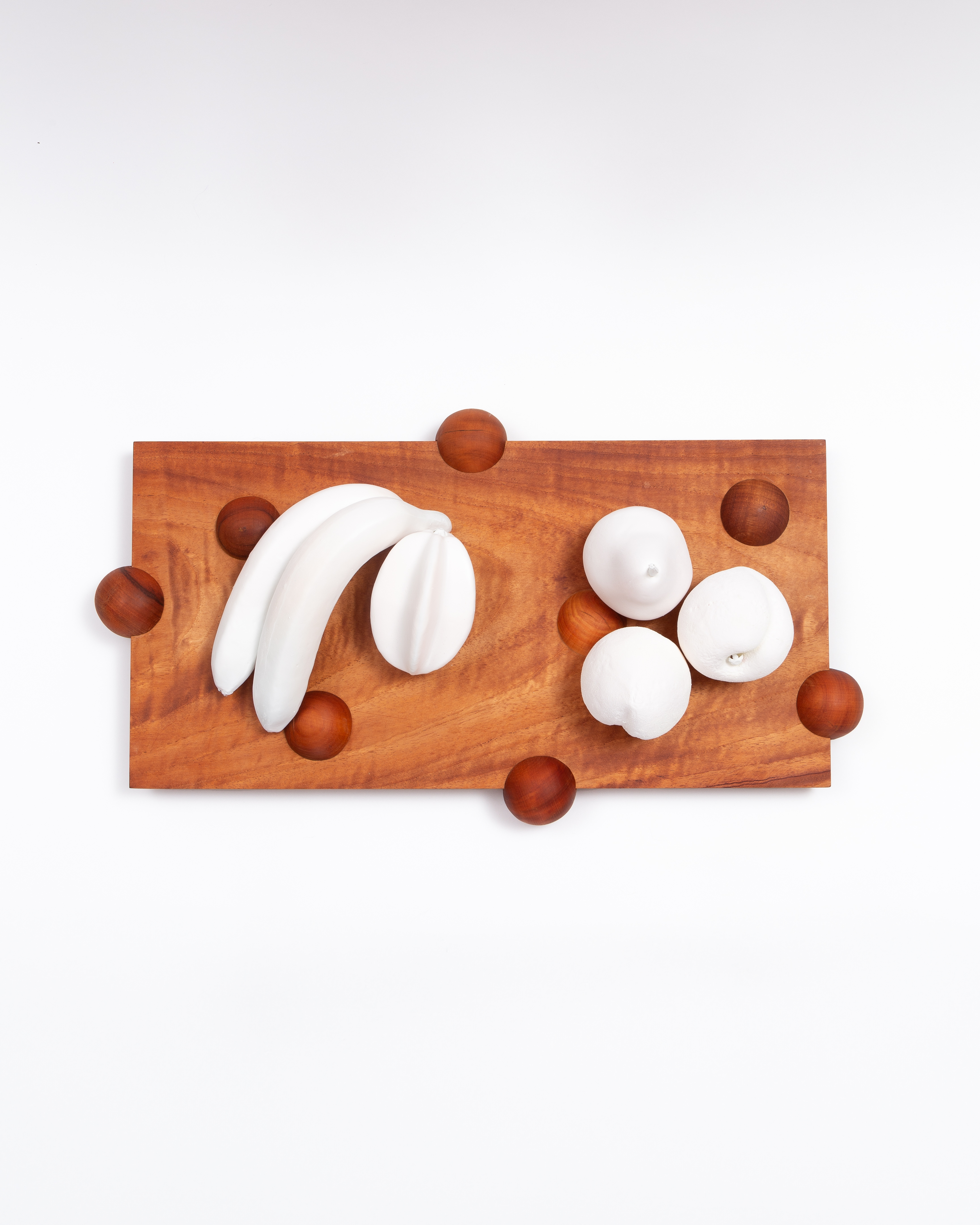 Biblioteca de Referências I board styled with white fruit